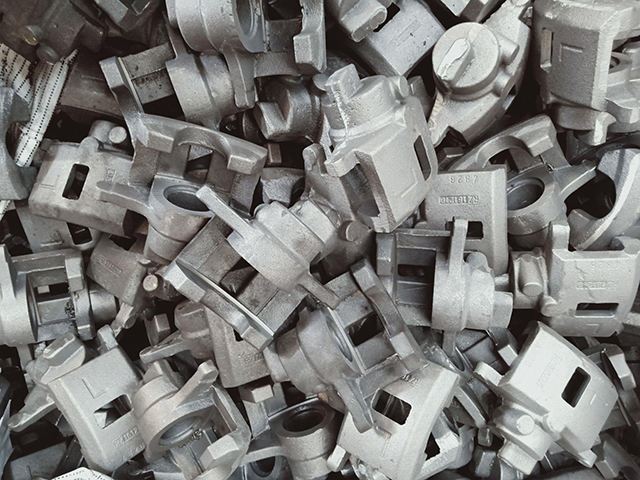 Која е содржината на јаглерод во одлеаноците од еластично железо?