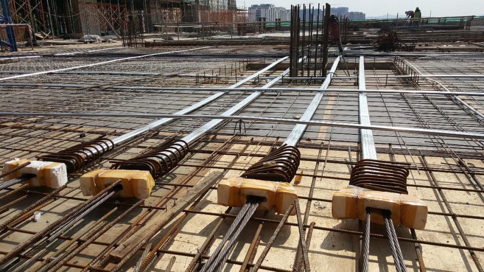 Како функционира врзан пост-затегнувачки систем?